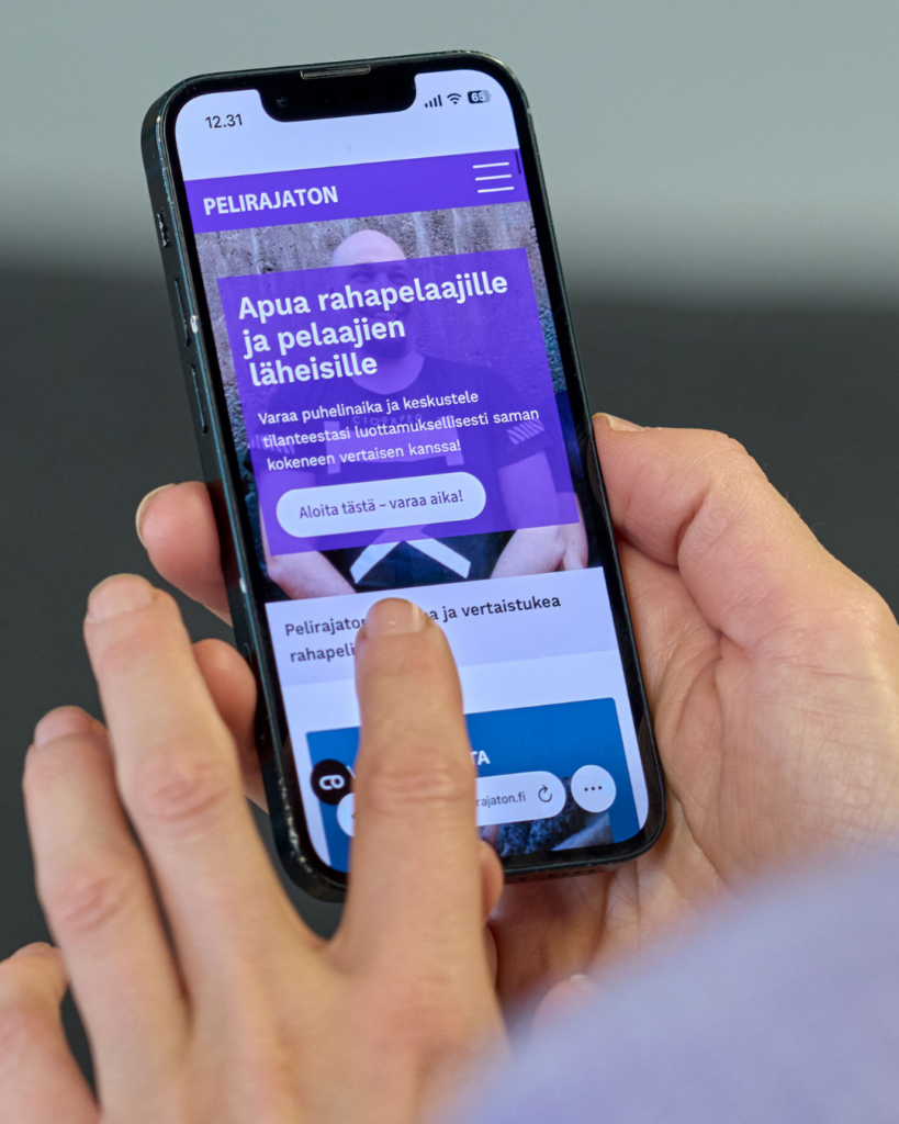 pelirajaton.live etusivu puhelimen näytöllä.